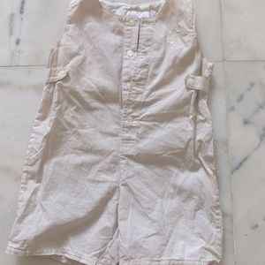 Burberry shorts romper. Cream & white color. 6m/68cm. Button & clasp closure.